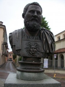 Momento del percorso archeologico cittadino: busto dell'imperatore romano Publio Elvio Pertinace, originario di  Alba Pompeia.